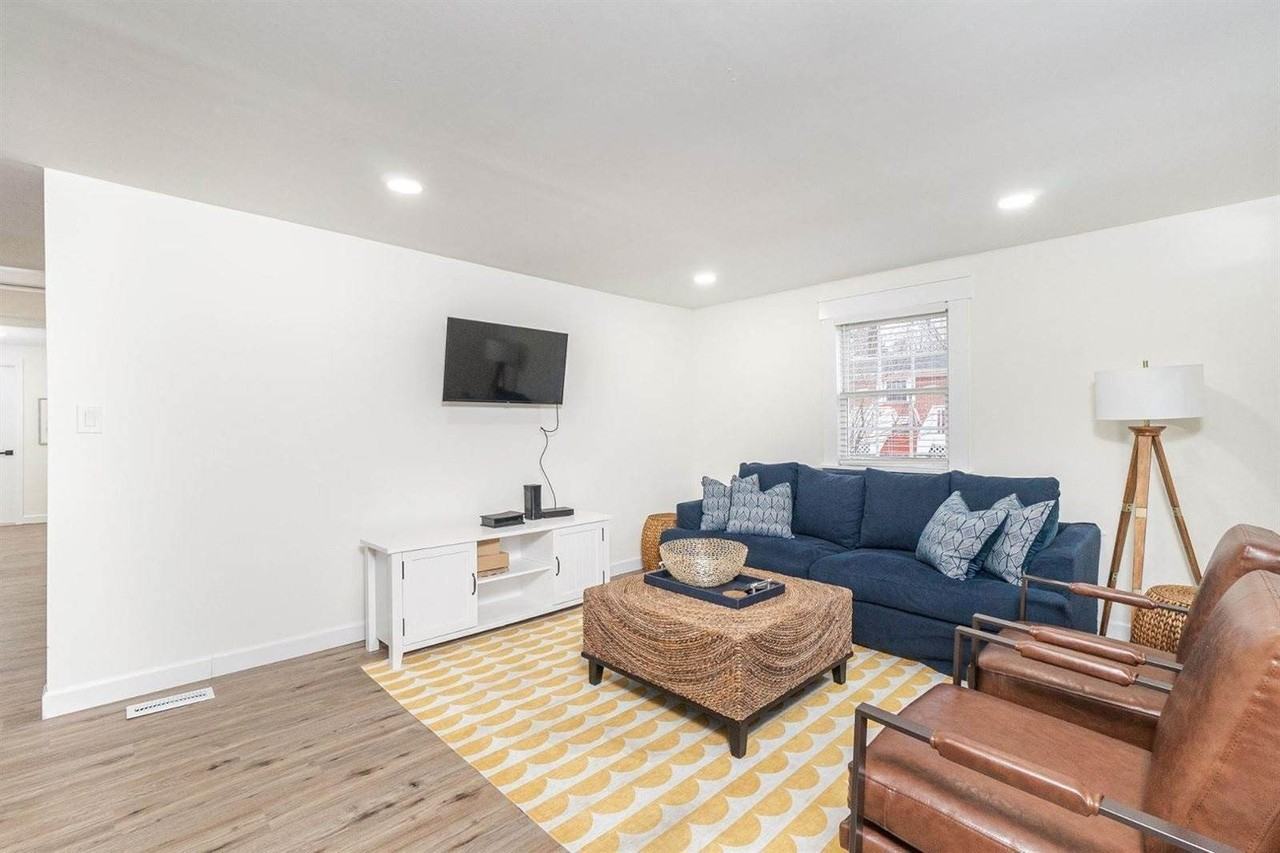 412 1st St - Photo 4 of 28