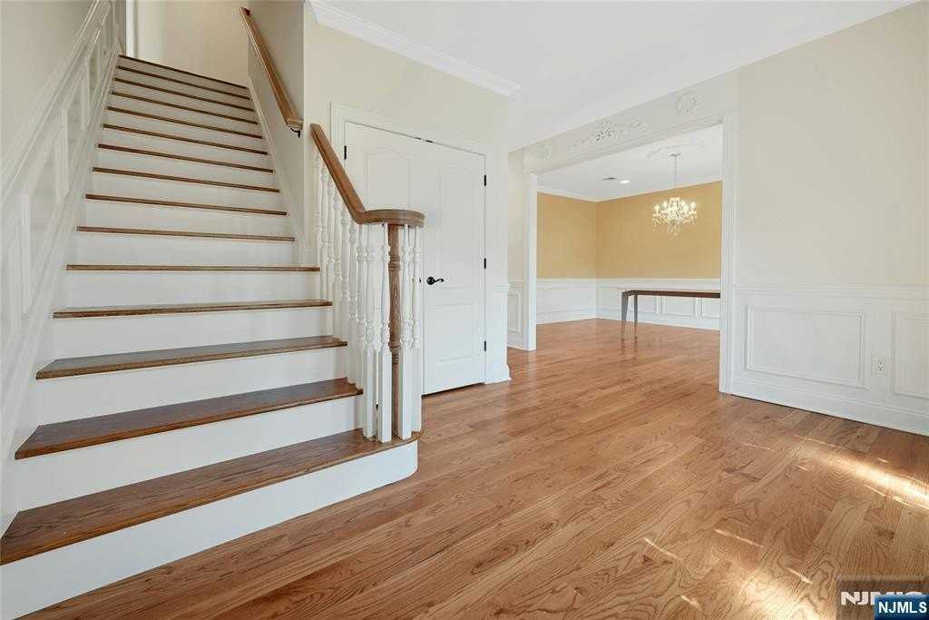 1 Lindy Pl - Photo 5 of 33