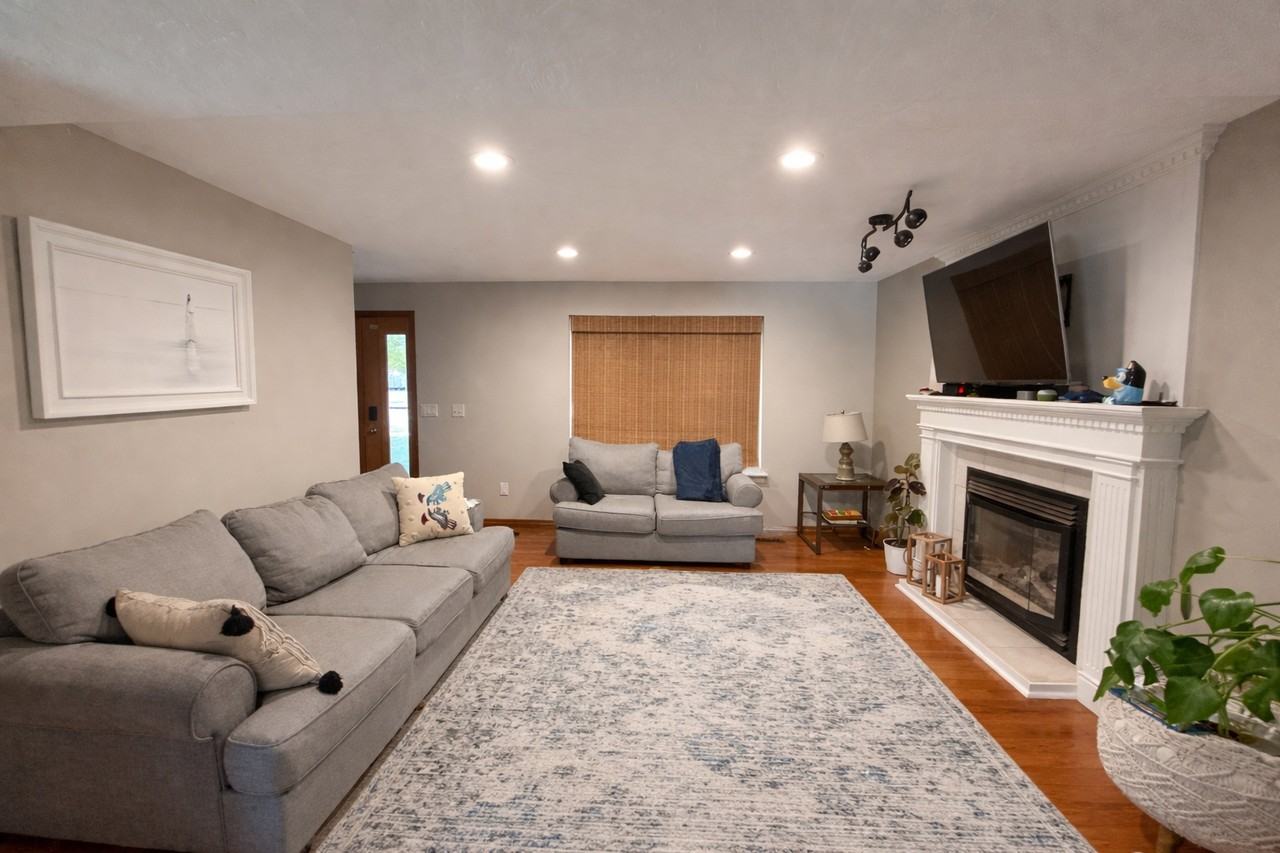 1447 Brown Ln - Photo 3 of 15