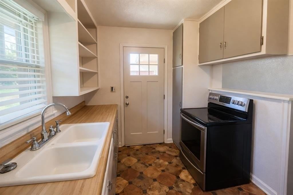 2216 Downing St - Photo 4 of 10