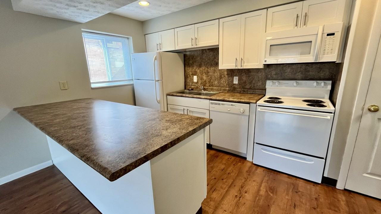 Summit St #1662B1 - Photo 4 of 10