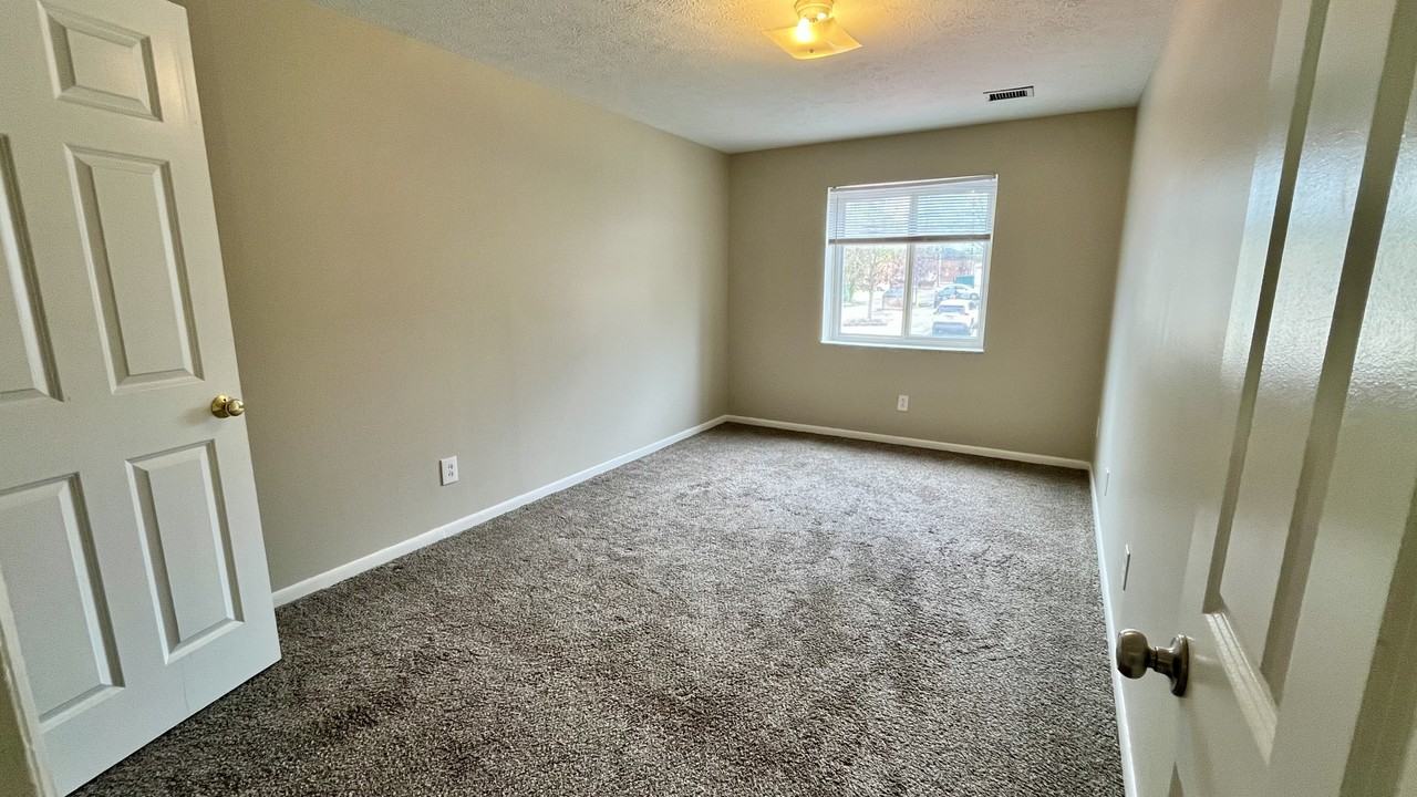 Summit St #1662B2 - Photo 6 of 10