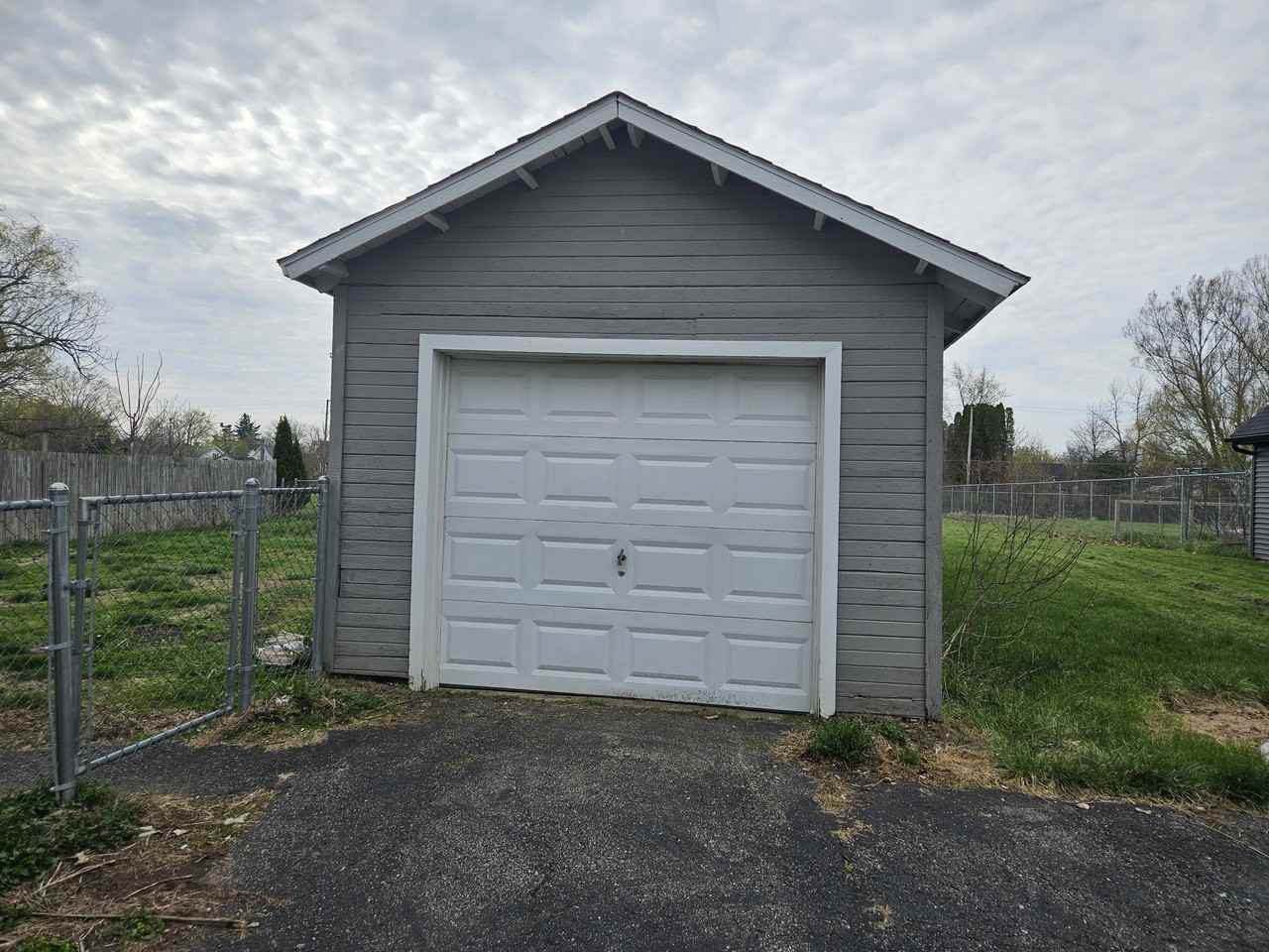 628 Dowling St - Photo 2 of 4