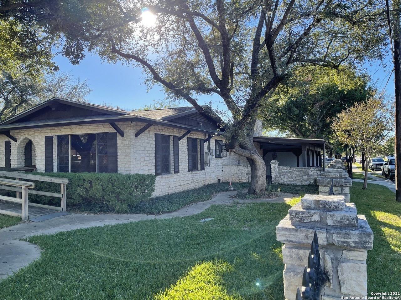 315 Hillcrest Dr - Photo 2 of 20