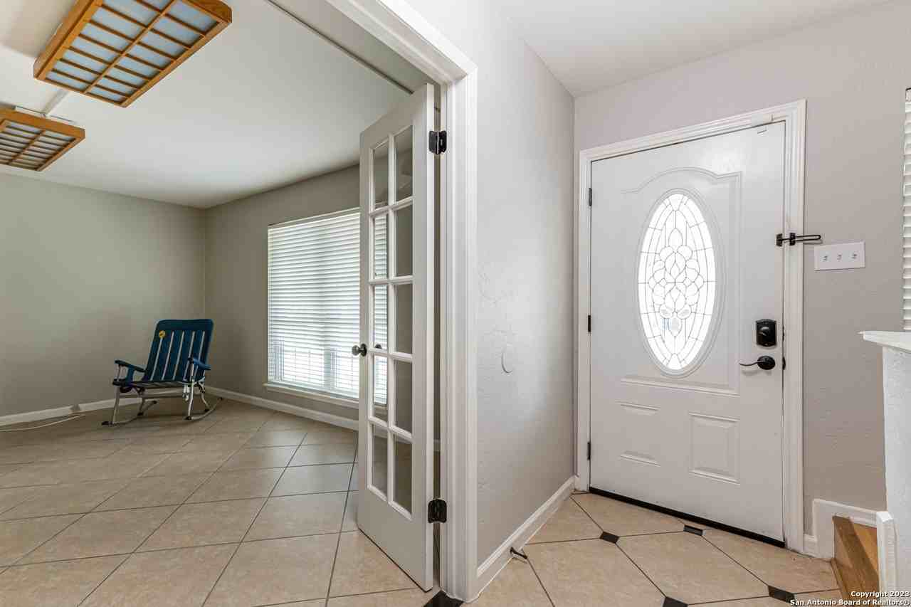 555 Patricia - Photo 4 of 33