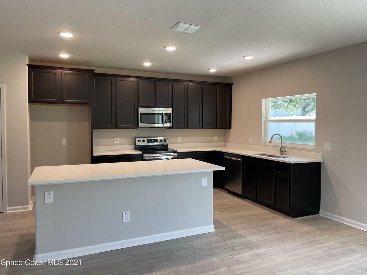 655 Boughton Way - Photo 3 of 26