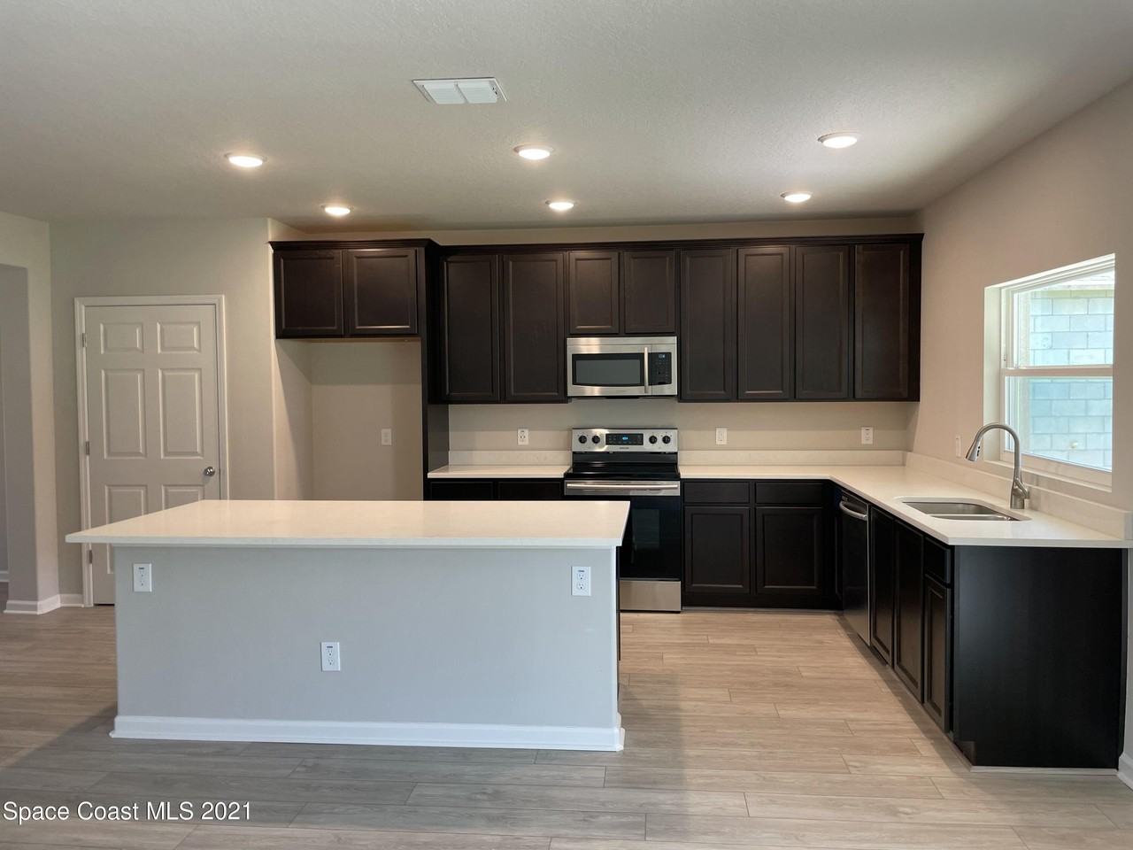 655 Boughton Way - Photo 4 of 26