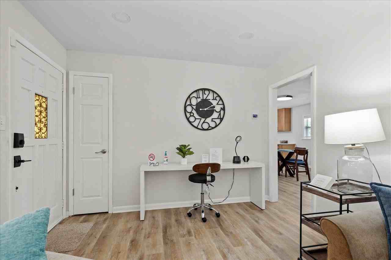 2425 Bruce Ln - Photo 7 of 44