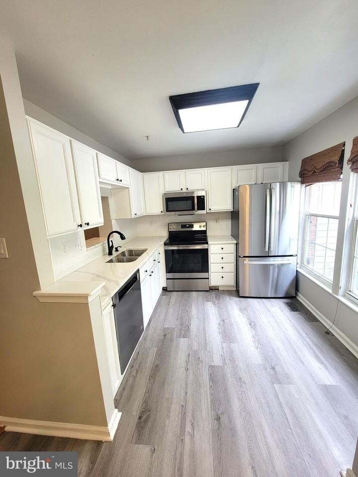 8702 Castlerock Ct - Photo 4 of 50