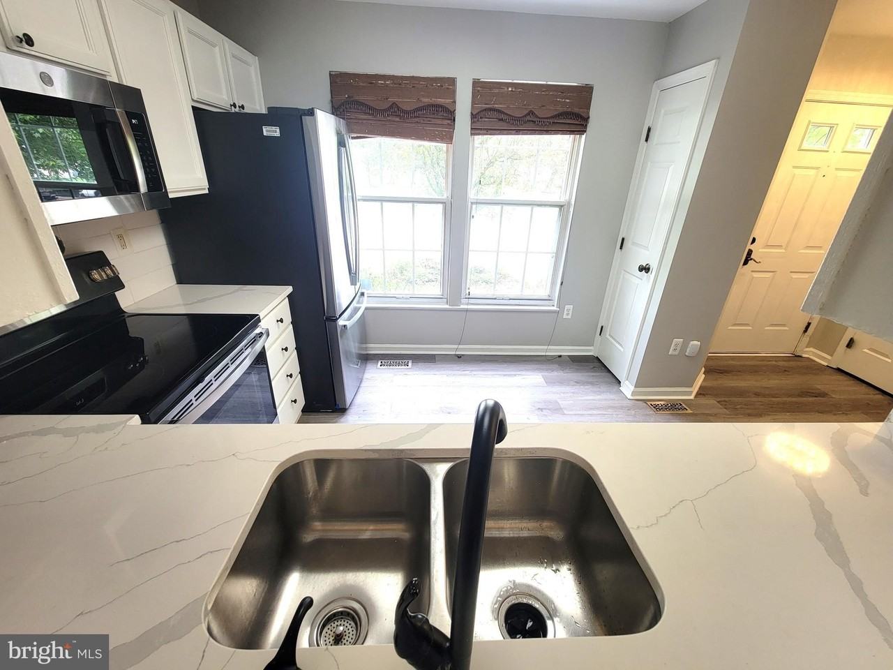 8702 Castlerock Ct - Photo 7 of 50