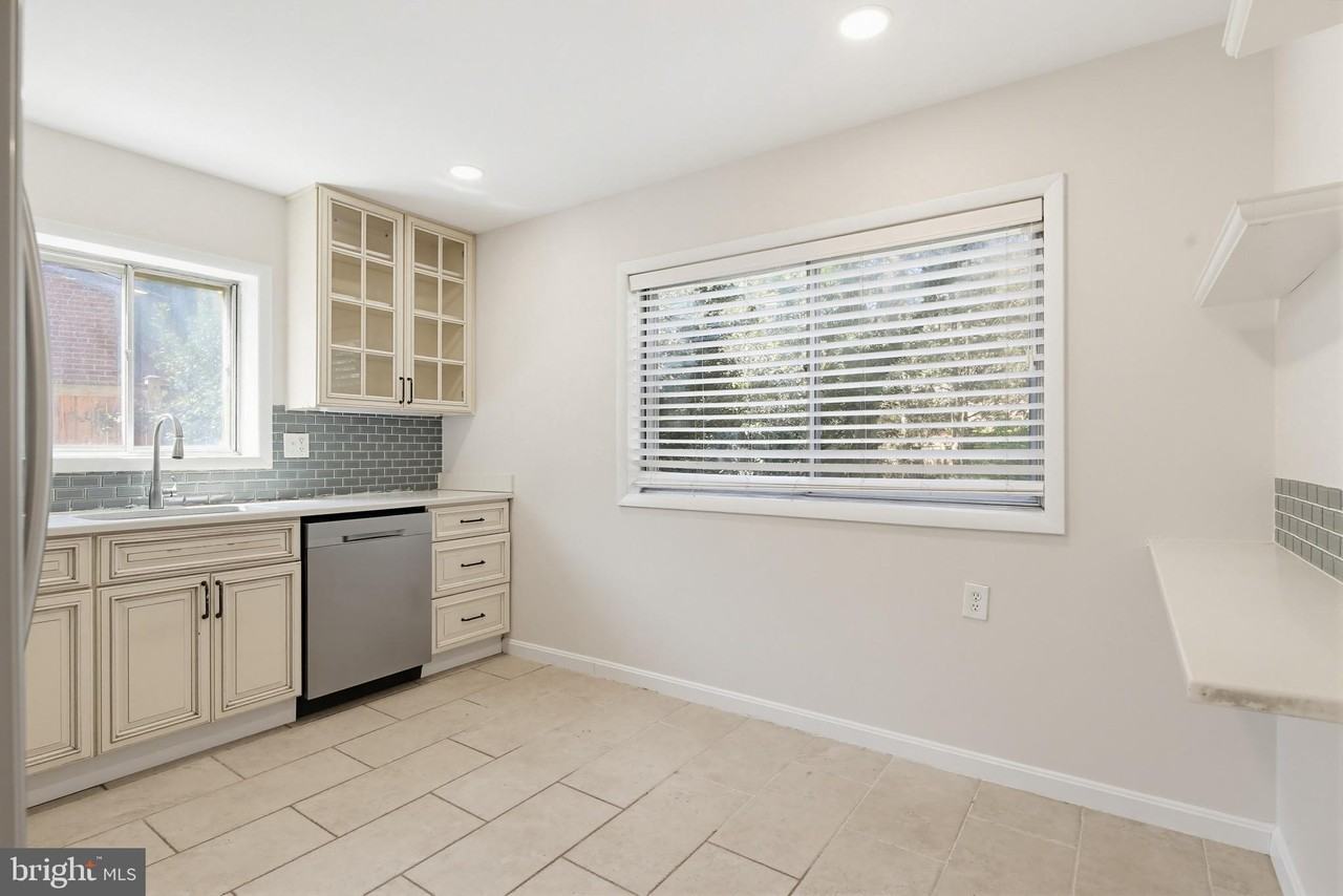 9717 Hedin Dr - Photo 5 of 36