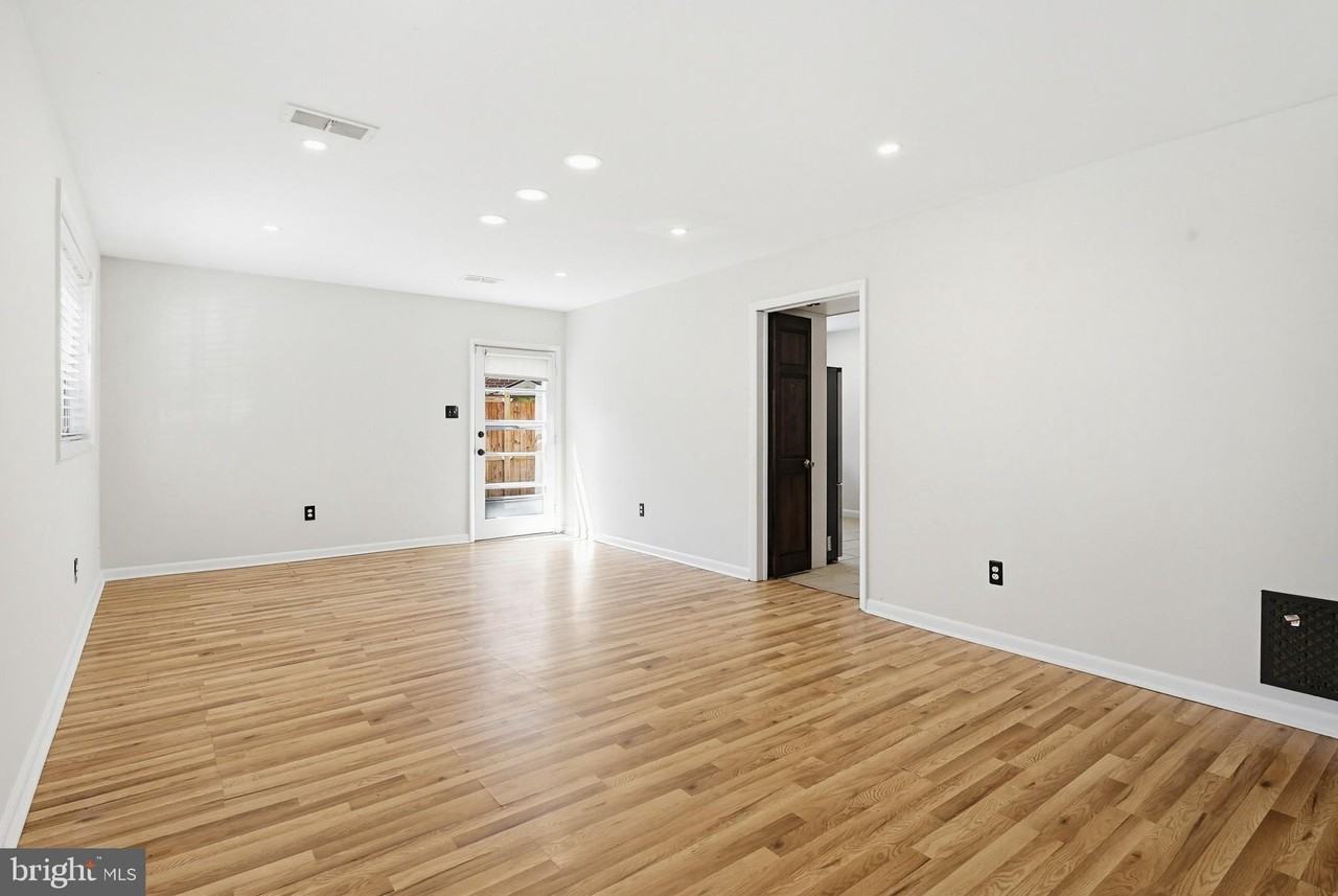 9717 Hedin Dr - Photo 7 of 36