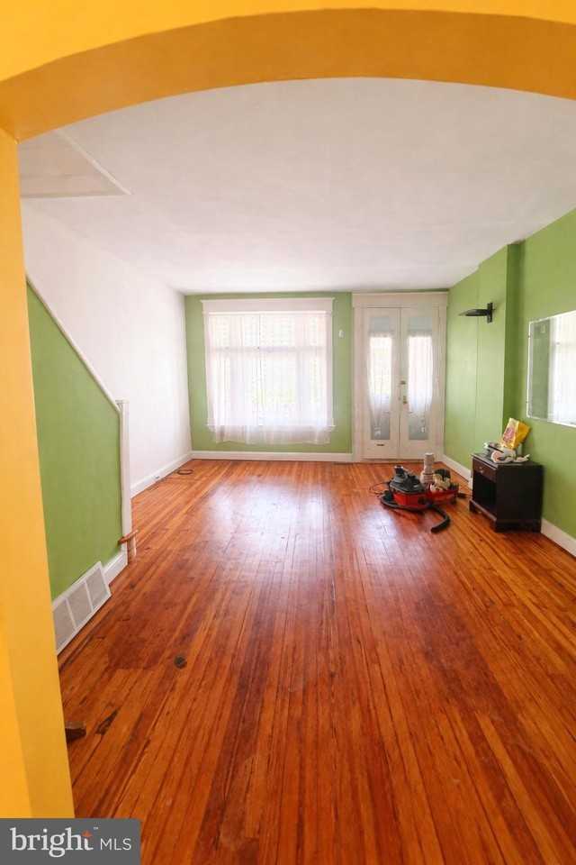 5124 Catharine St - Photo 3 of 17