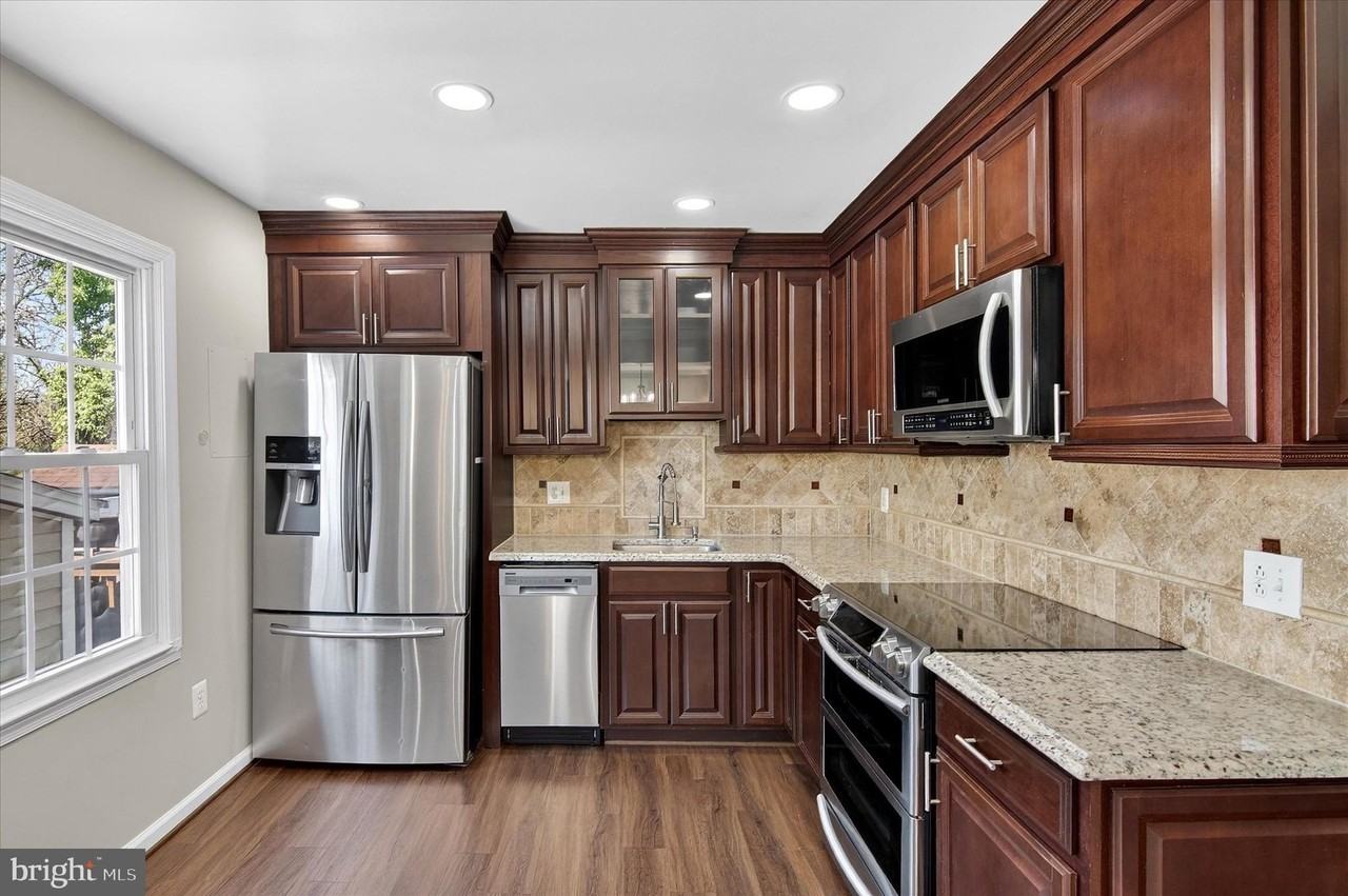 8975 Milroy Ct - Photo 5 of 26