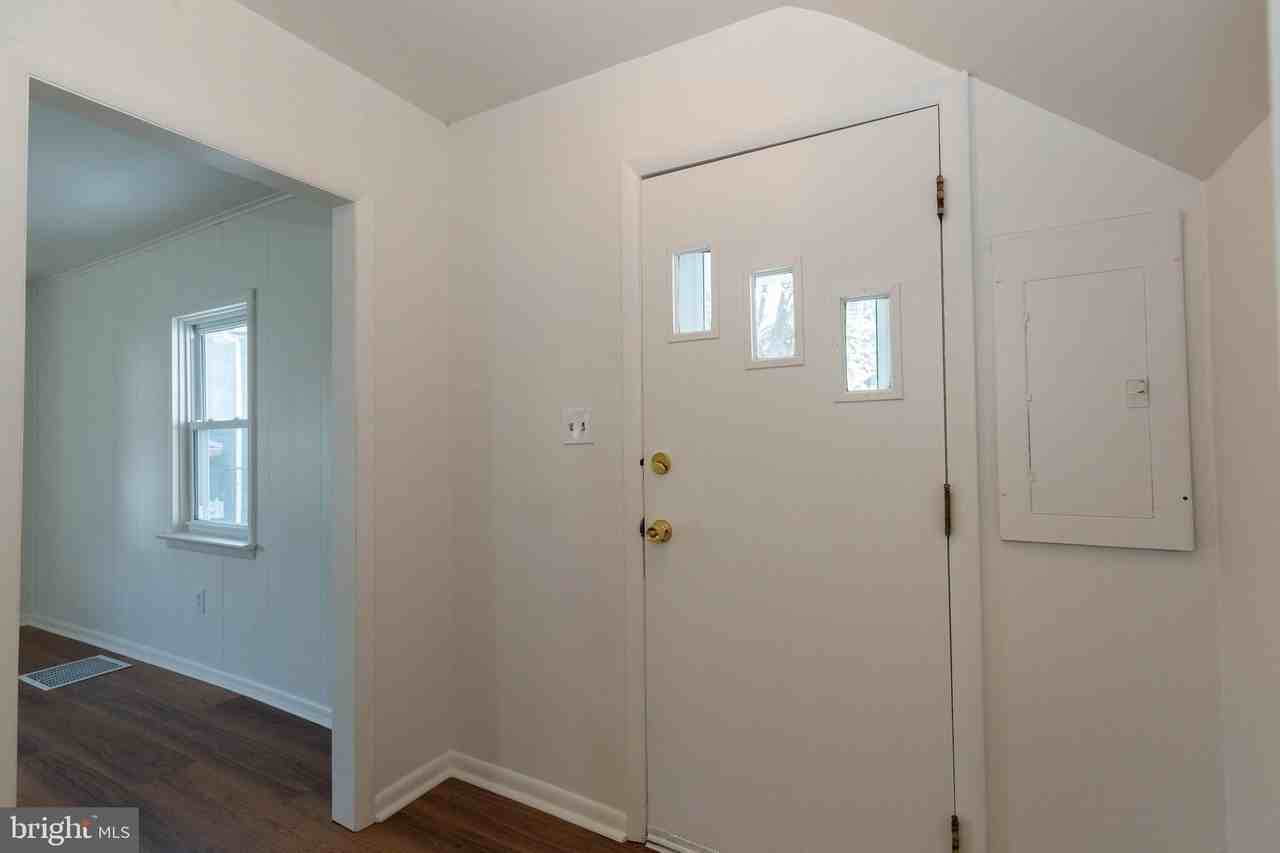 413 S Lawrence St - Photo 4 of 27