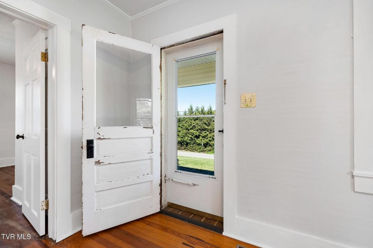 596 Leesburg Rd - Photo 4 of 48