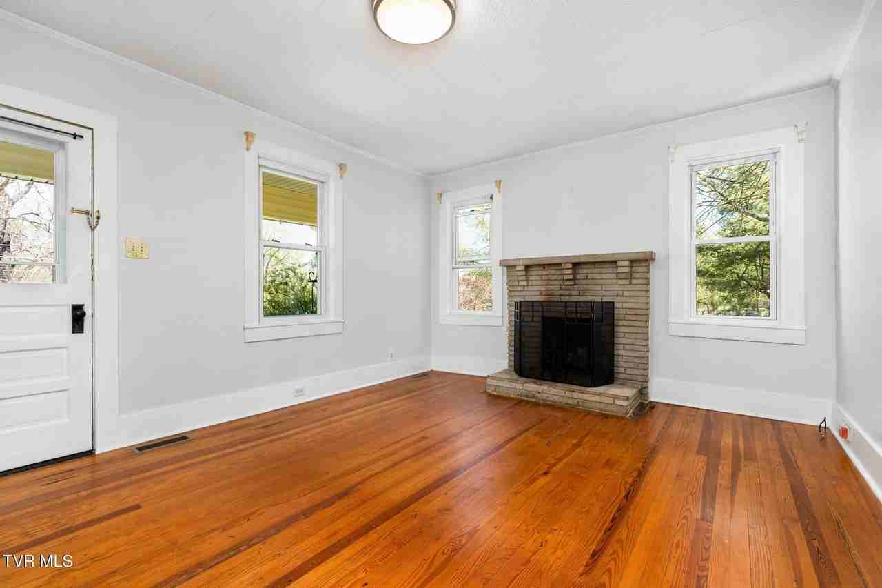 596 Leesburg Rd - Photo 6 of 48