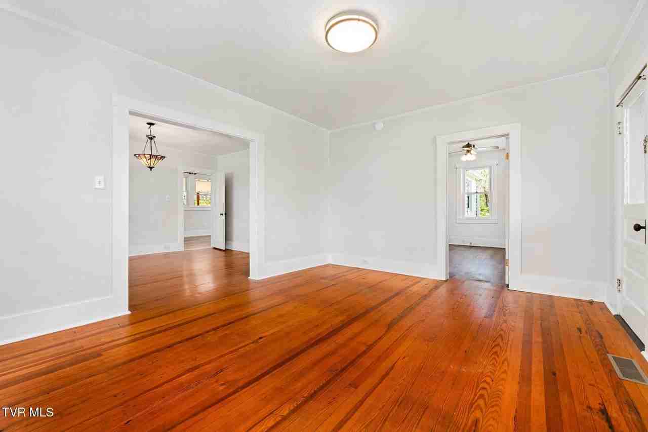 596 Leesburg Rd - Photo 7 of 48