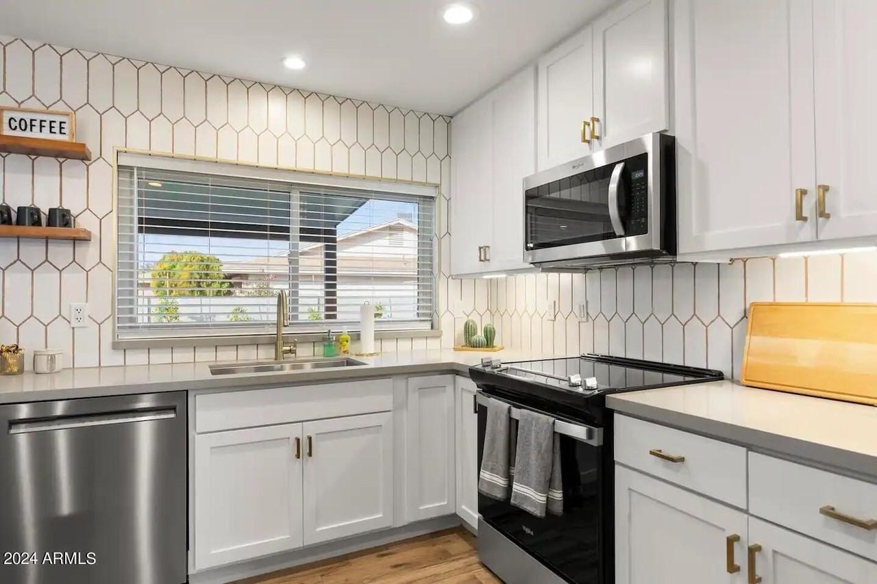 14220 N 59th St - Photo 4 of 19