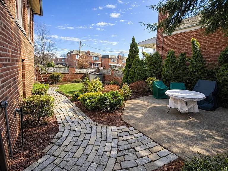 Woodhull Ave - Photo 7 of 10