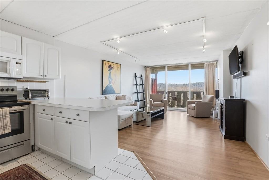 200 Swanton St - Photo 4 of 17