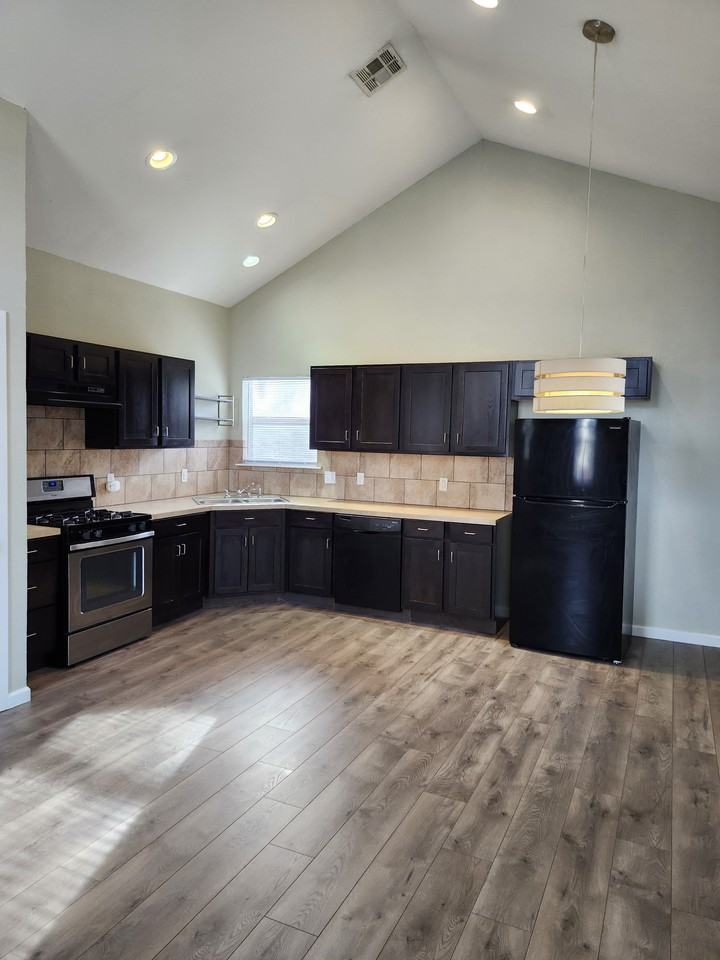 1212 Nw 22nd St #1 - Photo 5 of 10