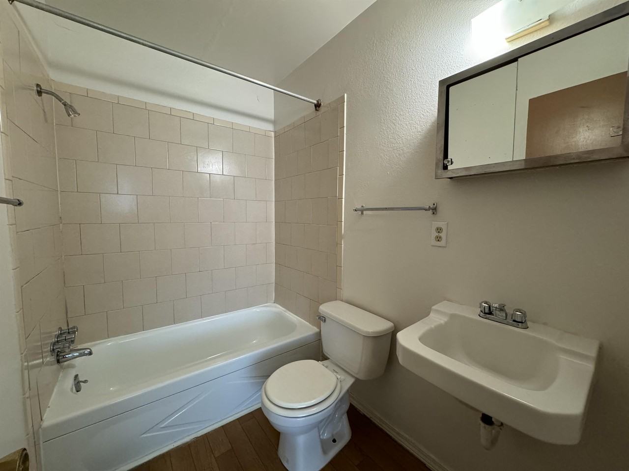 511 S Logan Ave #4 - Photo 6 of 9