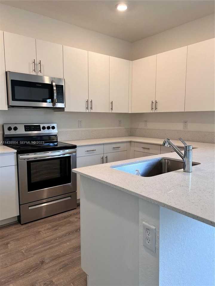 925 Ne 211th St - Photo 2 of 19