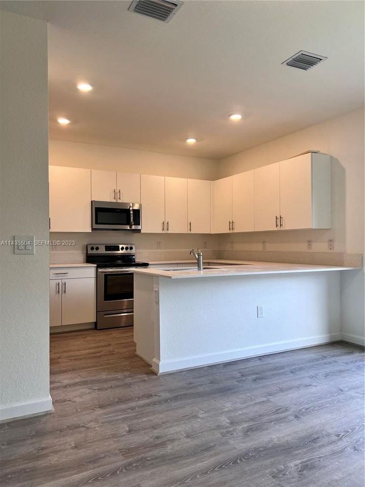 925 Ne 211th St - Photo 3 of 19