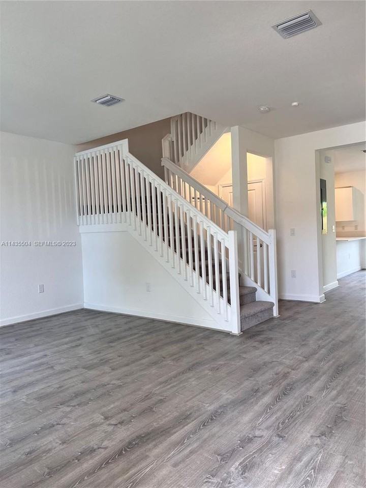 925 Ne 211th St - Photo 5 of 19