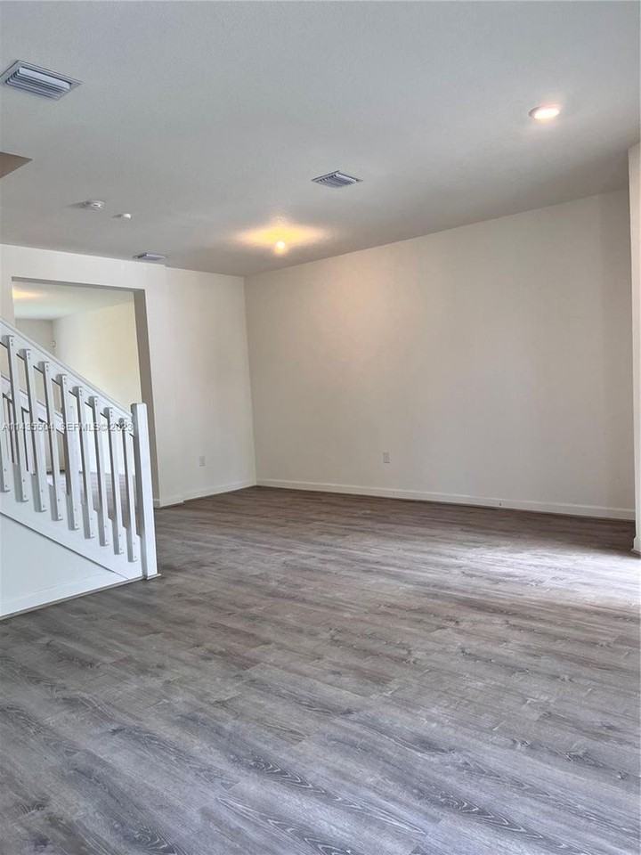 925 Ne 211th St - Photo 6 of 19