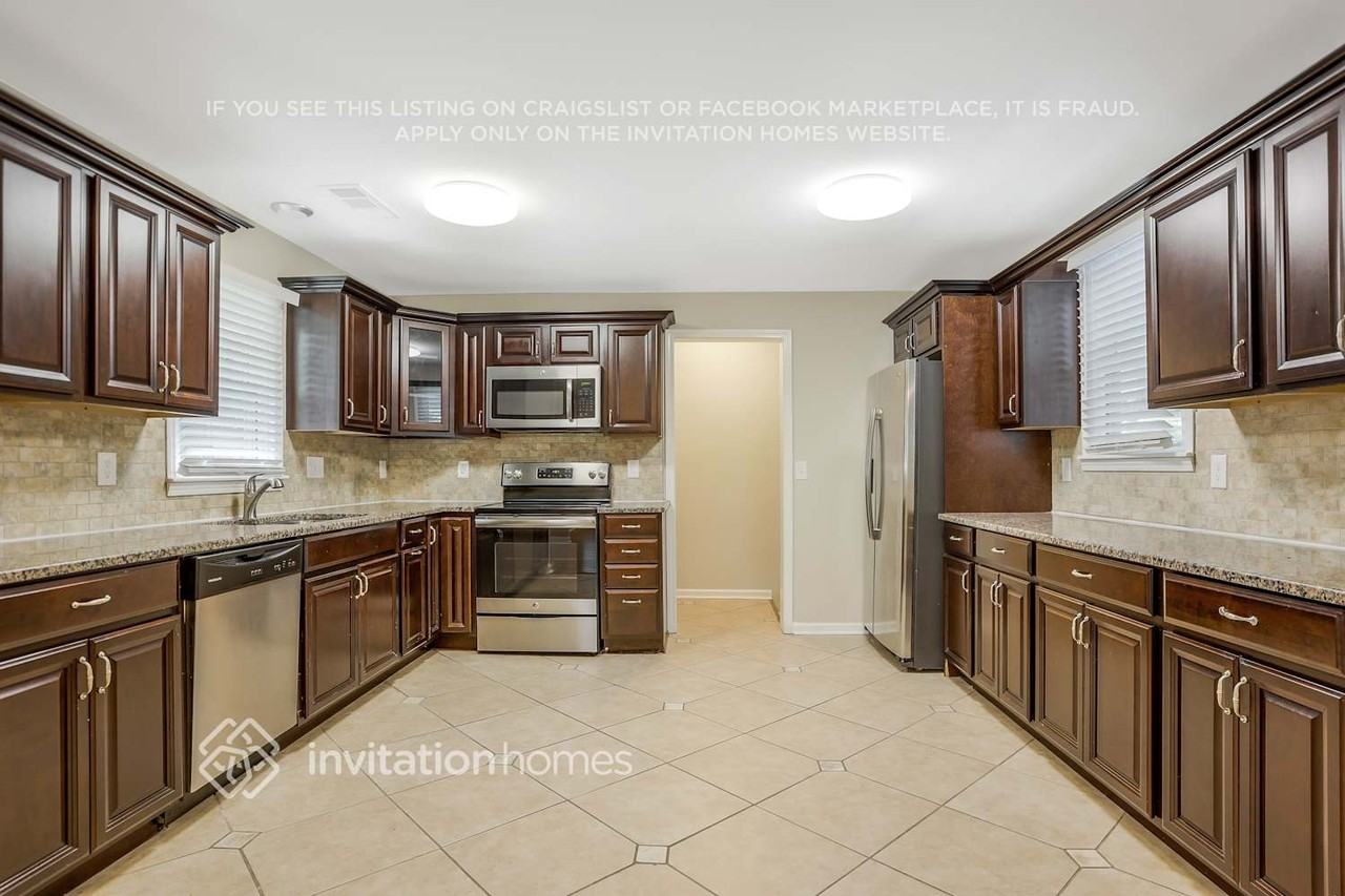 3031 Remington St - Photo 5 of 18