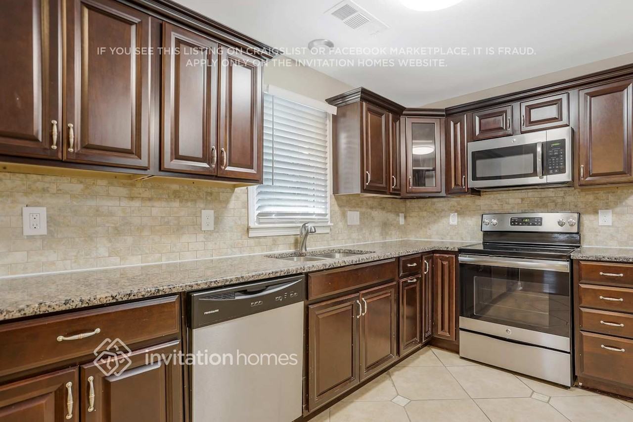 3031 Remington St - Photo 6 of 18