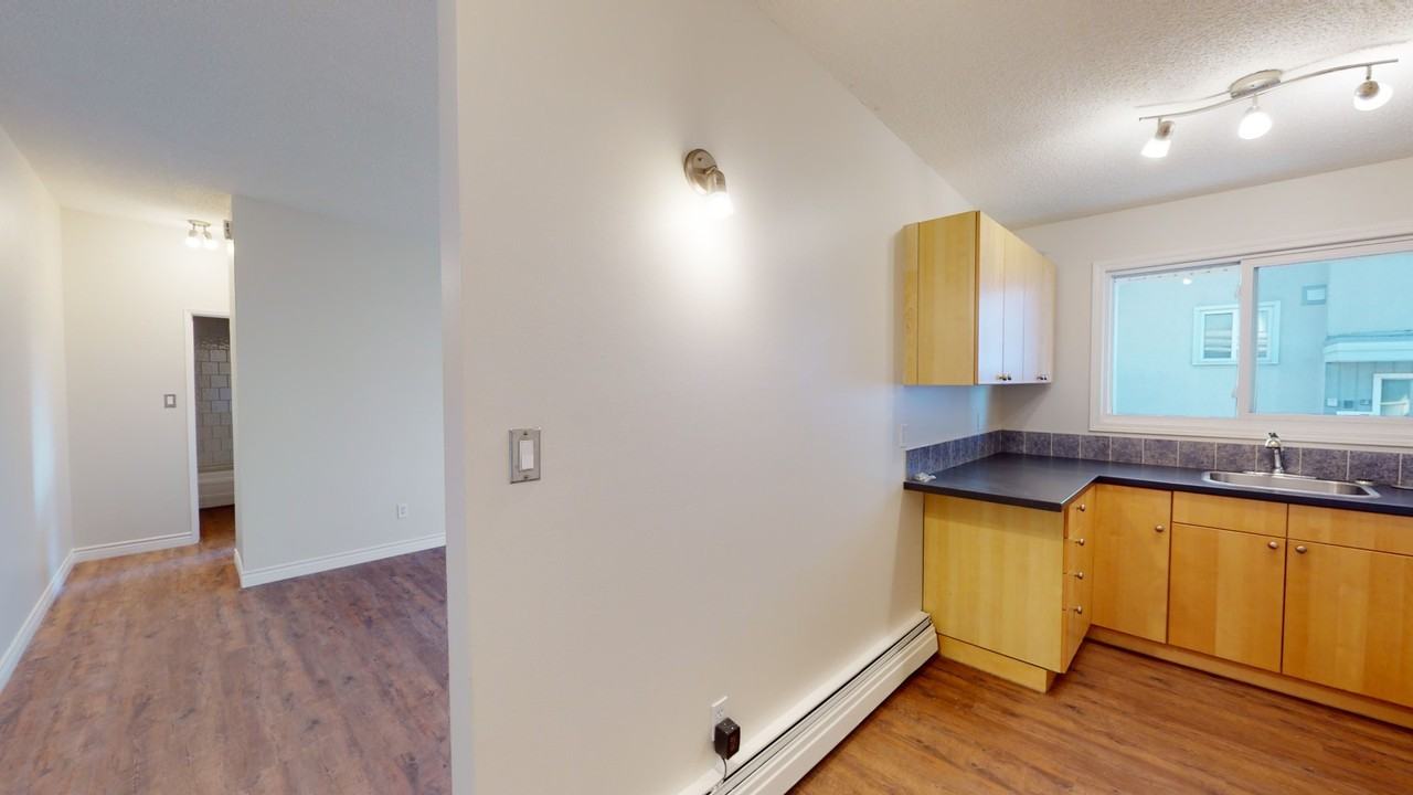 607 67 Avenue Southwest - Photo 4 of 22