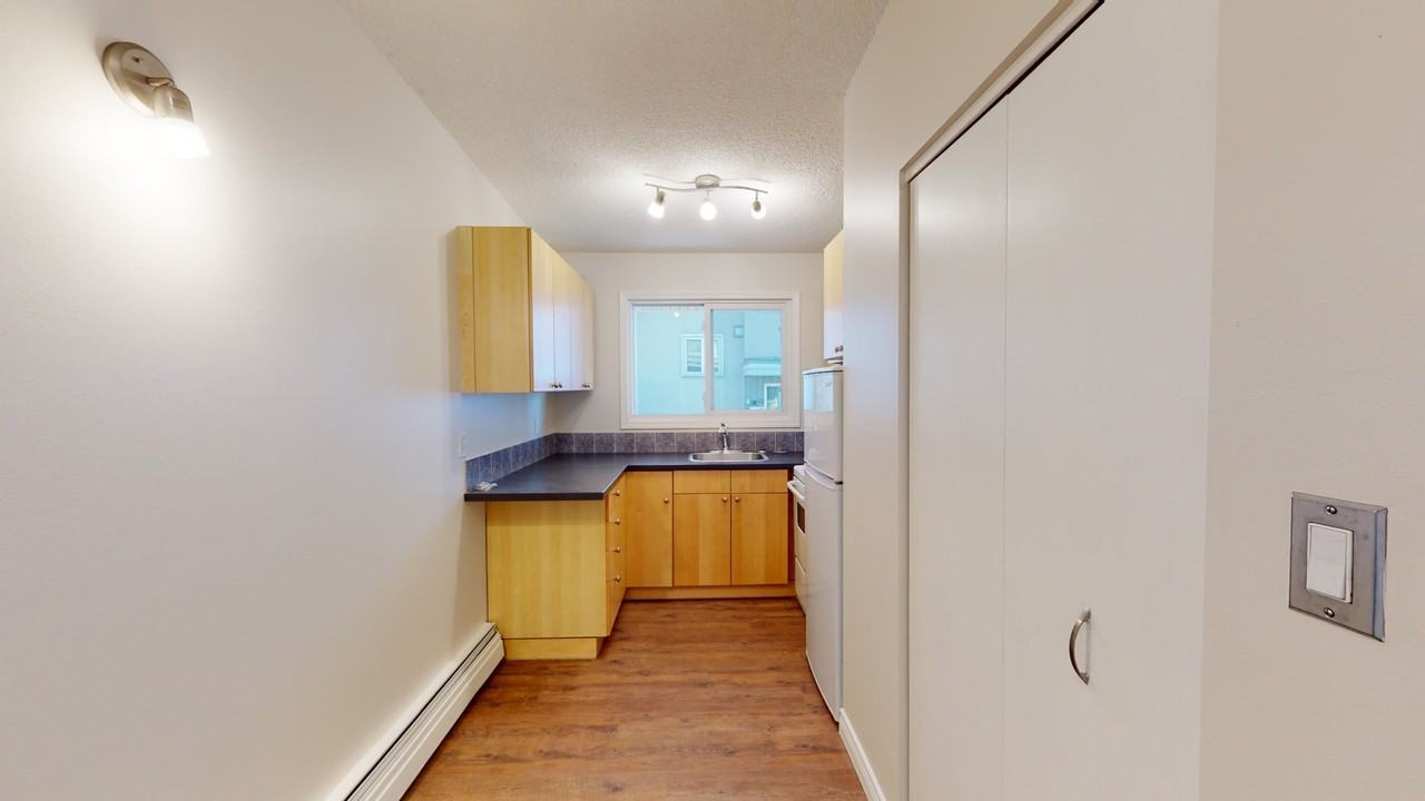607 67 Avenue Southwest - Photo 5 of 22