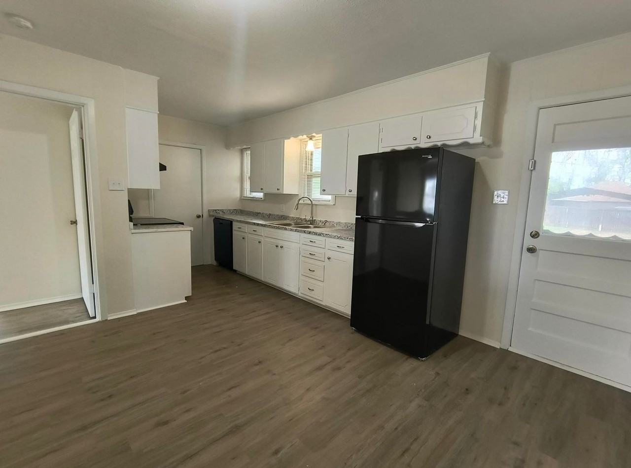 2430 Rio Grande St - Photo 2 of 9