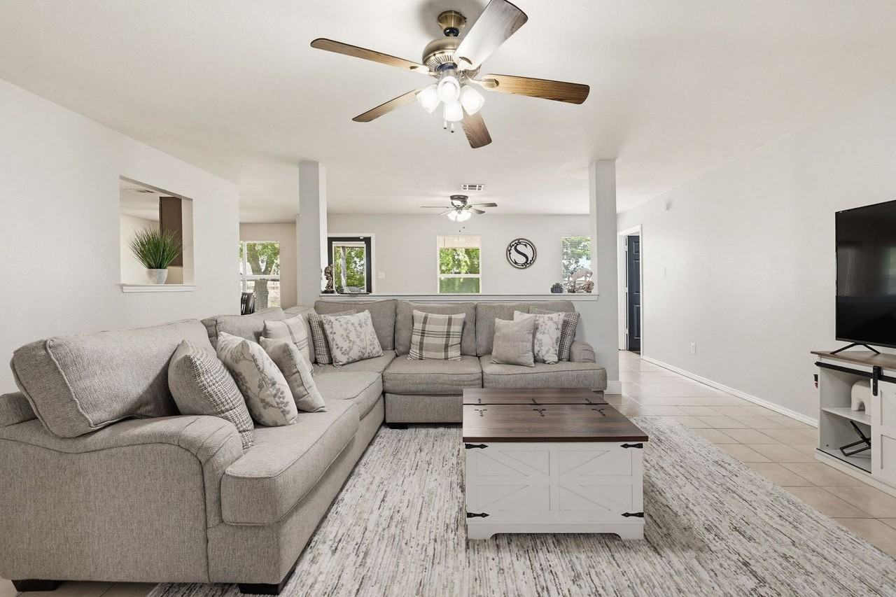 2607 Thoroughbred Dr - Photo 2 of 17