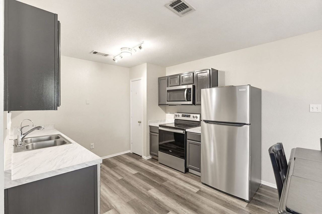 2607 Thoroughbred Dr - Photo 5 of 17