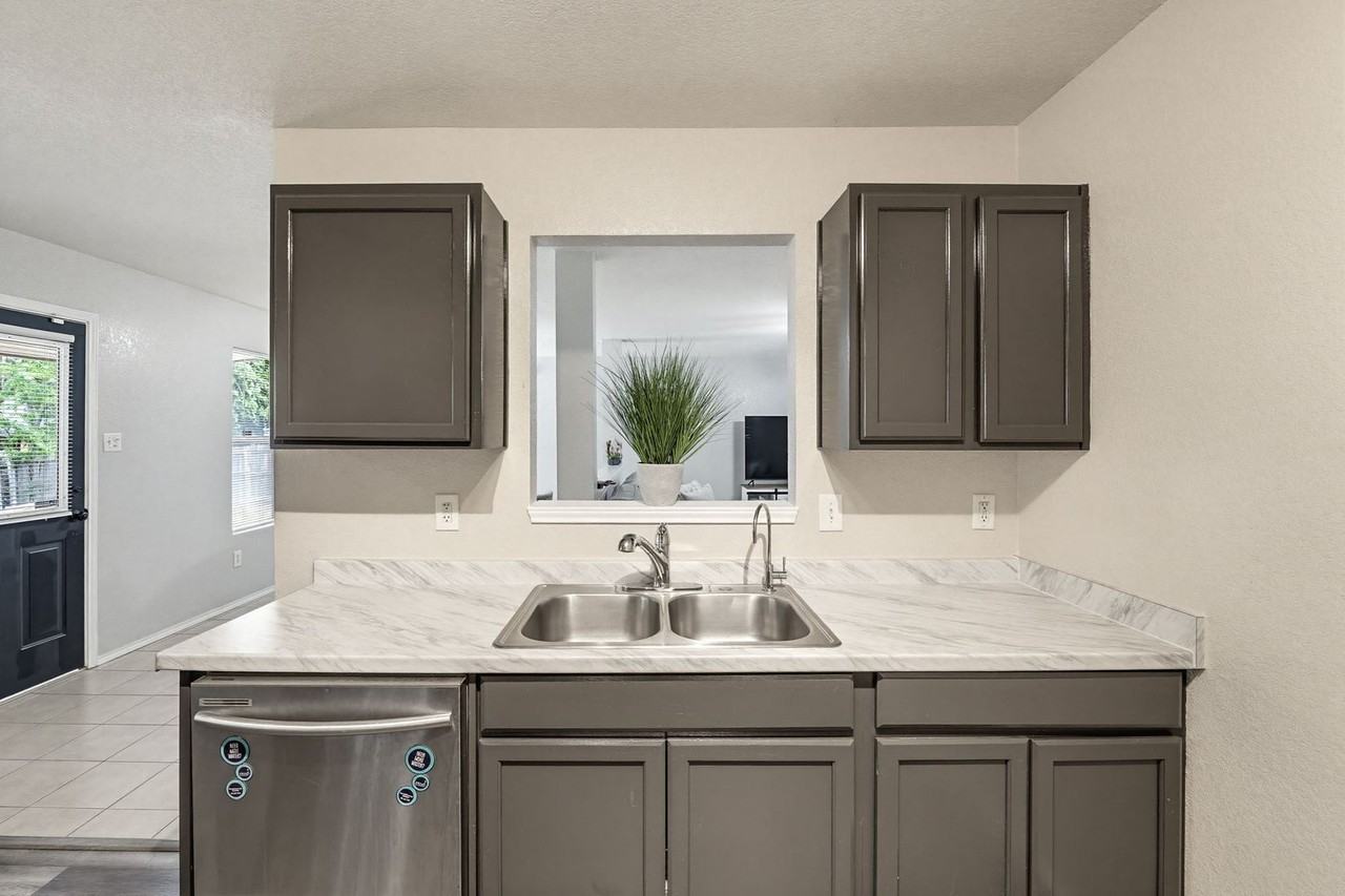 2607 Thoroughbred Dr - Photo 6 of 17