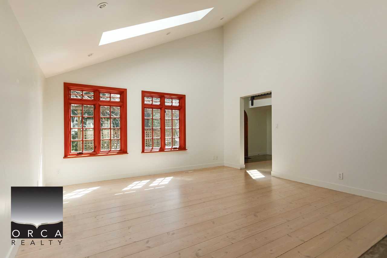 466 Brand St - Photo 4 of 30