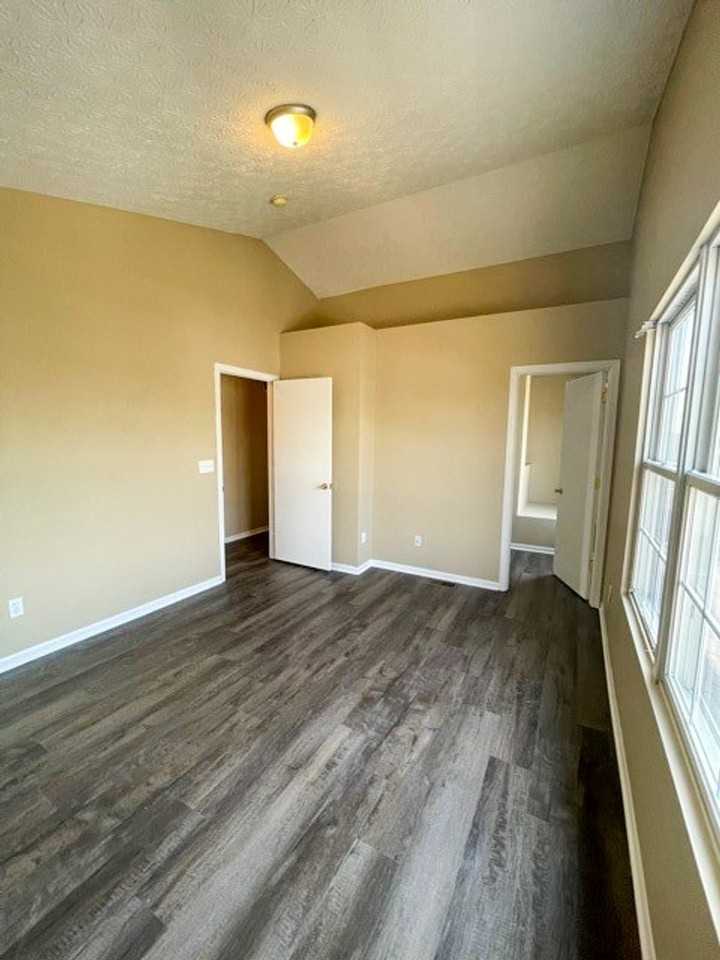 3646 Roll Call Dr - Photo 5 of 15