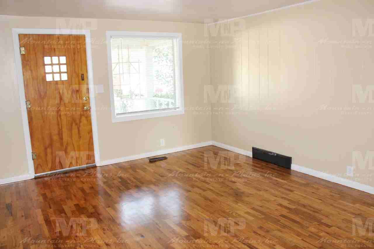 216 Clover Ln - Photo 3 of 12