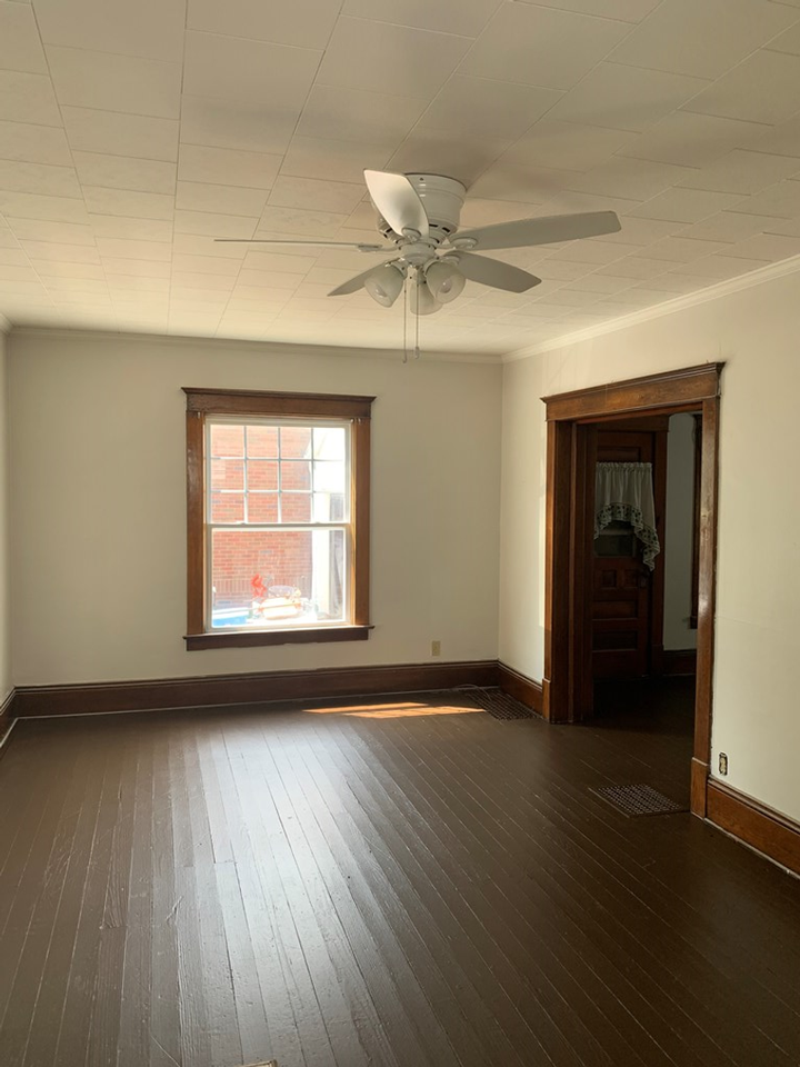 206 E 10th St - Photo 2 of 14