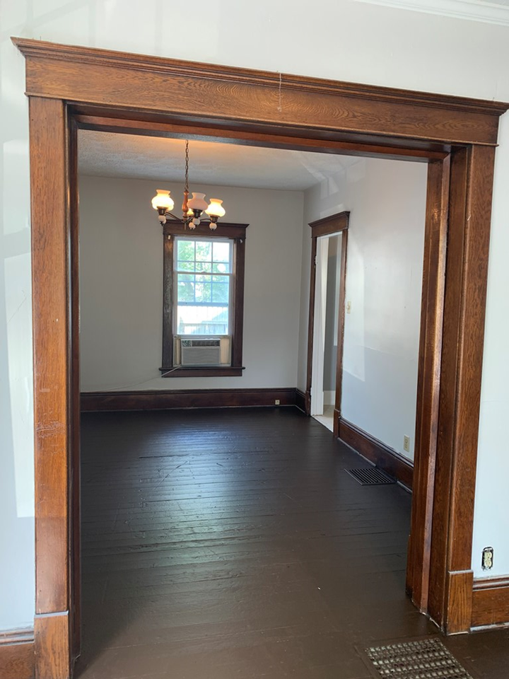 206 E 10th St - Photo 4 of 14