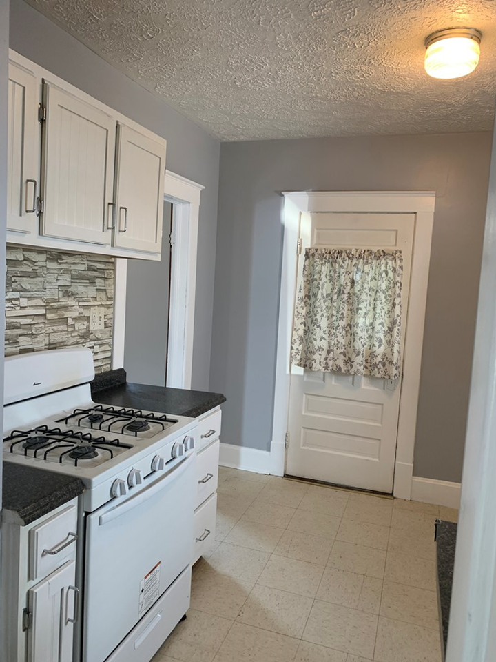 206 E 10th St - Photo 5 of 14