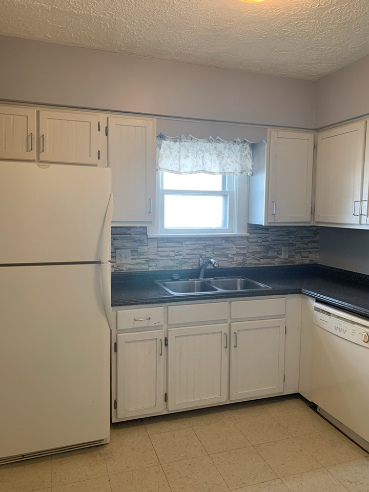 206 E 10th St - Photo 6 of 14