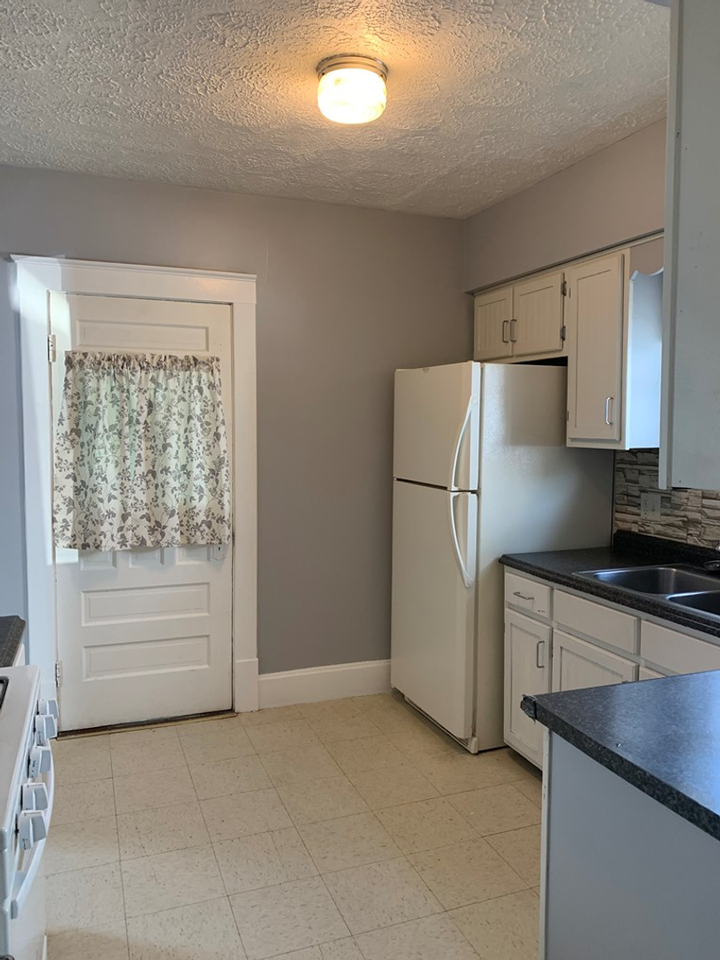 206 E 10th St - Photo 7 of 14