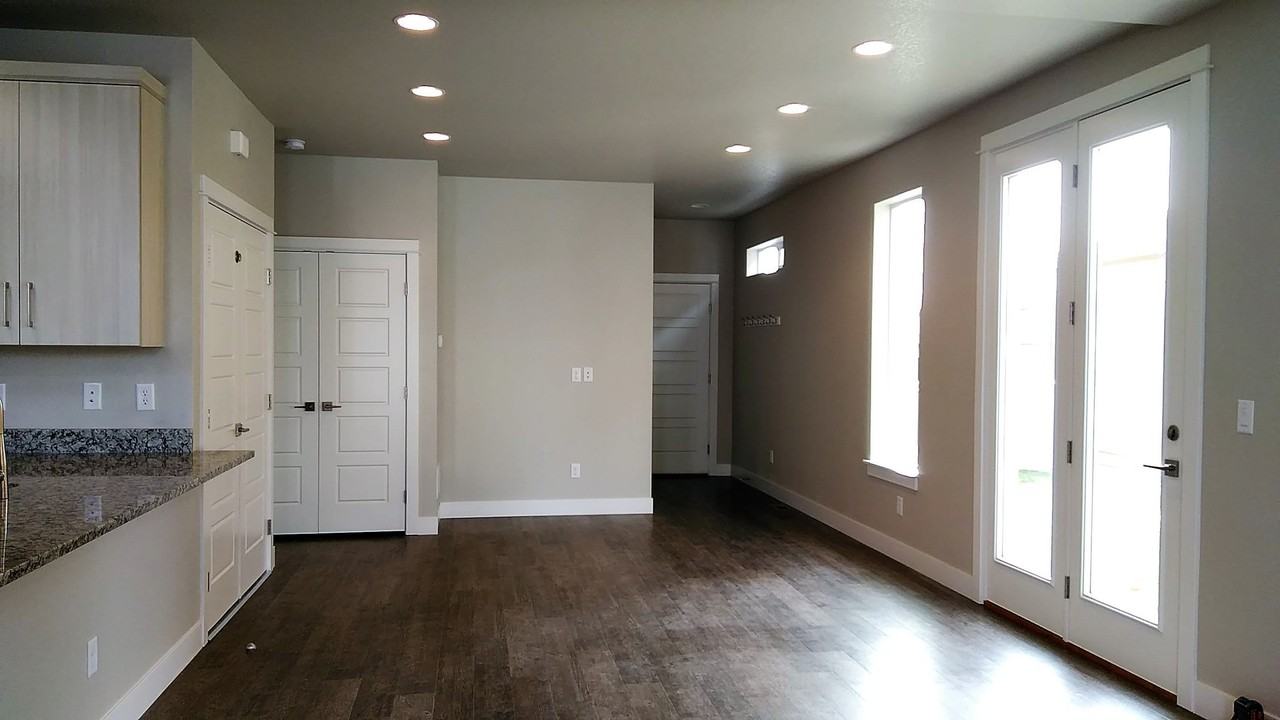 2221 Mackinac St - Photo 2 of 9