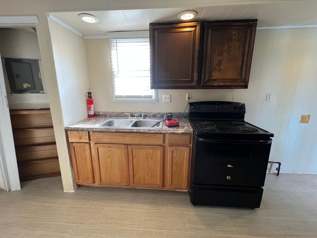 564 Salem Ave - Photo 4 of 16