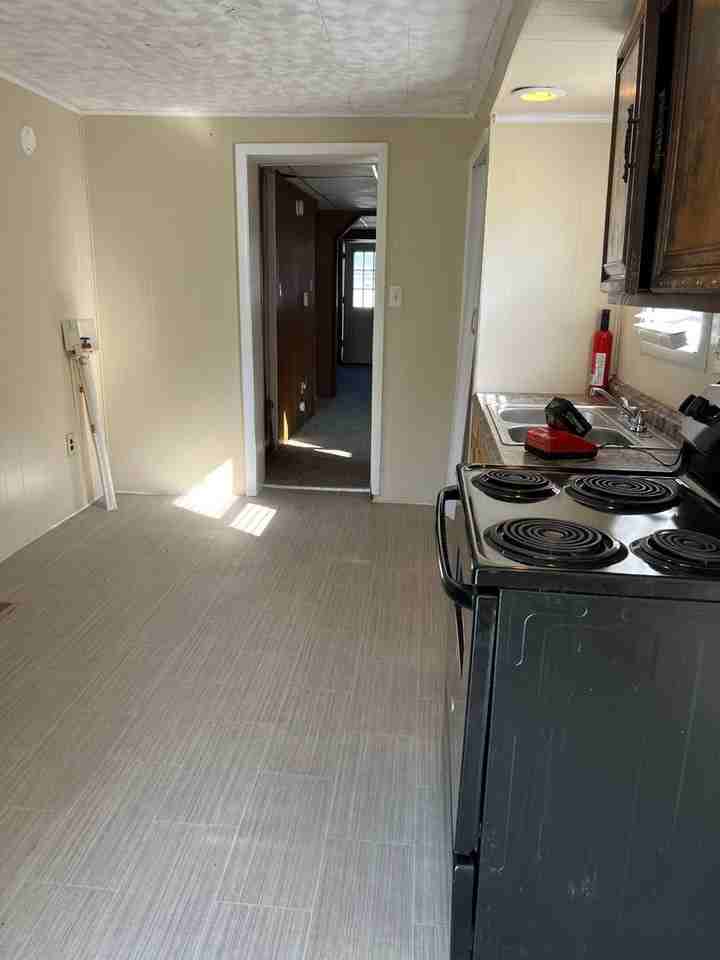 564 Salem Ave - Photo 6 of 16